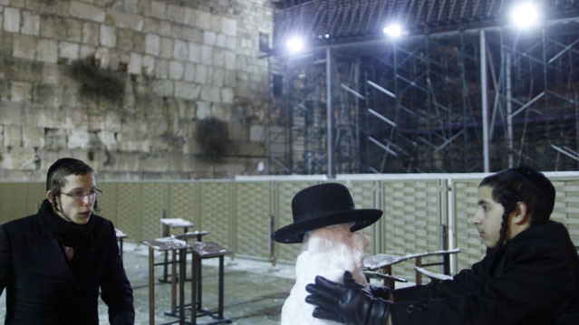 Мальчики из религиозной еврейской школы слепили снеговика прямо напротив Стены Плача