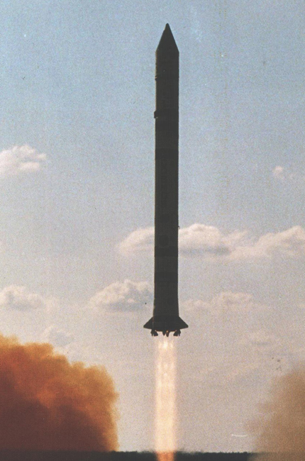 Первый старт ракеты Р-12 . 