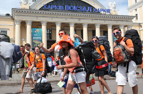Болельщики из Нидерландов вышли из «Украинского экспресса» на Харьковском вокзале в хорошем настроении…